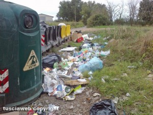 Viterbo - Rifiuti su strada Teverina