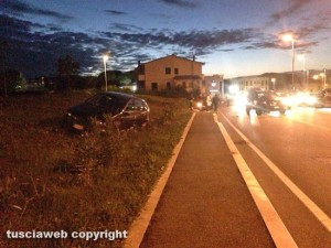 Viterbo - Via Madre Teresa di Calcutta - Scoppia una gomma e va contro un suv