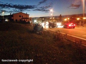 Viterbo - Via Madre Teresa di Calcutta - Scoppia una gomma e va contro un suv
