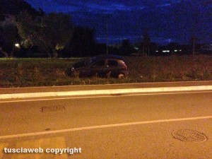 Viterbo - Via Madre Teresa di Calcutta - Scoppia una gomma e va contro un suv