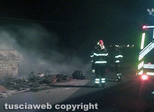 Viterbo - Cassonetti in fiamme su strada Teverina