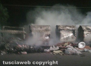 Viterbo - Cassonetti in fiamme su strada Teverina