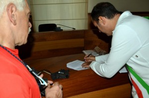 Montalto - Pedalata per i diritti umani - Il sindaco Caci firma l'adesione