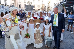 Santa Rosa 2015 - Il direttore di Coldiretti Viterbo con le lavandare di Bolsena