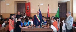 Civita Castellana - la firma dell'ordinanza "A scuola su due piedi"
