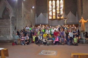 Viterbo - Foto di gruppo sull'altare 
