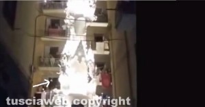 Viterbo - Santa Rosa - Sulla sinistra indicato dalla freccia il fumogeno - Clicca sulla foto per ingrandire