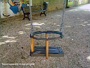 Vallerano - Le altalene nel giardino pubblico G. Matteotti 