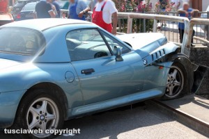 Marta - Auto rischia di cadere nel fiume