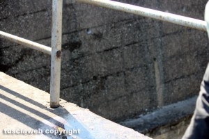 Marta - Auto rischia di cadere nel fiume