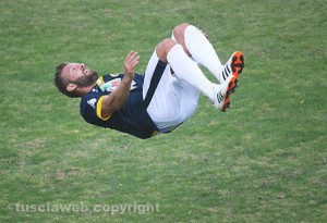 Sport - Calcio - Viterbese - L'esultanza con capriola di Fabio Oggiano