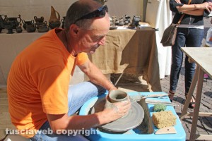 Il Festival degli Etruschi - Il ceramista Roberto Bellucci mentre realizza un bucchero