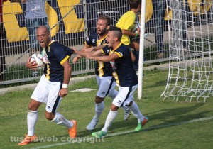 Sport - Calcio - Viterbese - Daniele Nohman, Samuele Neglia e Fabio Oggiano festeggiano un gol