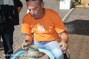 Il Festival degli Etruschi - Il ceramista Roberto Bellucci mentre realizza un bucchero