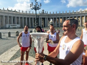 Roma - Piazza San Pietro - La fiaccola Luce di Rosa