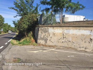 Cancellata la scritta "Viterbo è fascista", comparsa nei giorni scorsi sulla Cimina