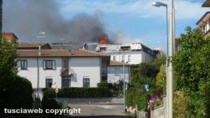 Montefiascone - In fiamme tetto nel centro storico