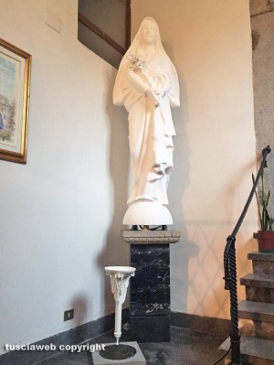 Viterbo - La statua di santa Rosa in basilica