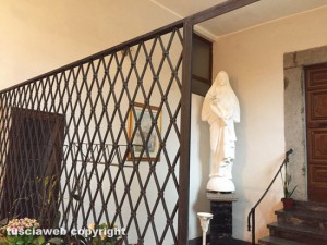 Viterbo - La statua di santa Rosa in basilica