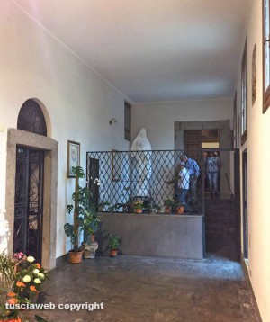Viterbo - La statua di santa Rosa in basilica