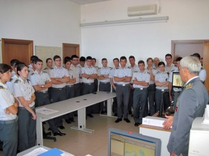 Gli allievi ufficiali della finanza in visita al reparto aeronavale