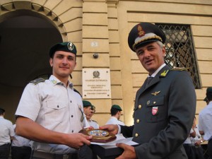 Gli allievi ufficiali della finanza in visita al reparto aeronavale