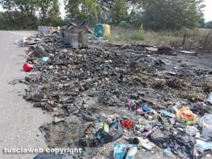 Viterbo - Rifiuti in fiamme su strada Teverina