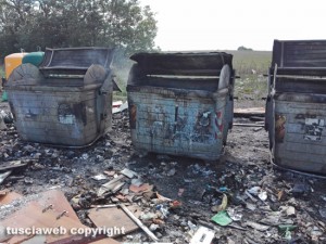 Viterbo - Rifiuti in fiamme su strada Teverina