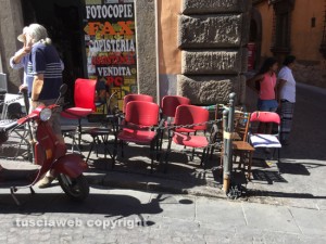 L'attesa per il trasporto di santa Rosa 