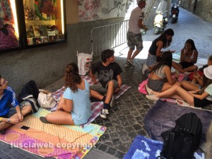 L'attesa per il trasporto di santa Rosa 