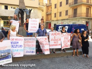 Viterbo - Solidarietà cittadina protesta a piazza della Repubblica