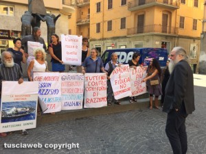 Viterbo – Solidarietà cittadina protesta a piazza della Repubblica