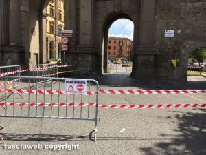 Viterbo - Porta Fiorentina transennata