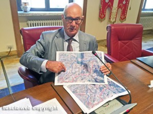 Mauro Mazzola mostra il tracciato della Trasversale