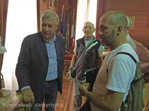 Cammino dei diritti - Il gruppo ricevuto in comune dal sindaco Michelini