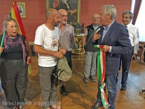 Cammino dei diritti - Il gruppo ricevuto in comune dal sindaco Michelini