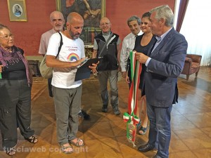Cammino dei diritti - Il gruppo ricevuto in comune dal sindaco Michelini
