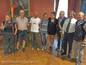 Cammino dei diritti - Il gruppo ricevuto in comune dal sindaco Michelini