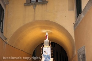 Minimacchina del centro storico - Santa Rosa tocca l'archetto