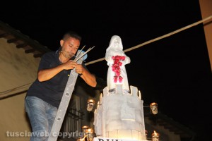 Minimacchina del centro storico - Tecnici a lavoro durante il trasporto