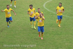 Sport - Calcio - Viterbese - L'esultanza con dedica di Rocco Giannone