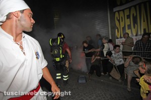 Trasporto della macchina di santa Rosa - Il fumogeno lanciato all'inizio di via Garibaldi