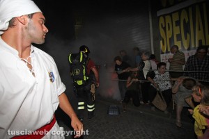 Trasporto della macchina di santa Rosa - Il fumogeno lanciato all'inizio di via Garibaldi