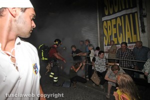 Trasporto della macchina di santa Rosa - Il fumogeno lanciato all'inizio di via Garibaldi