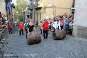 Palio delle botti - La sfida tra Massimo Mecarini e Giacomo Barelli