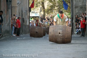 Palio delle botti - Gino Catarcini in testa