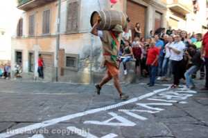 Palio delle botti - La competizione a spalla