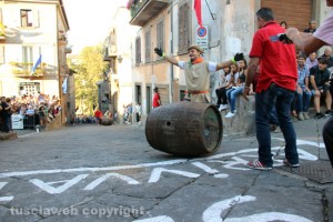 Palio delle botti - Gino Catarcini all'arrivo