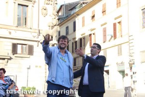 Filippo Rossi e Giacomo Barelli sotto la torre del comune