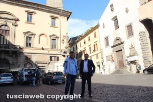 Filippo Rossi e Giacomo Barelli sotto la torre del comune